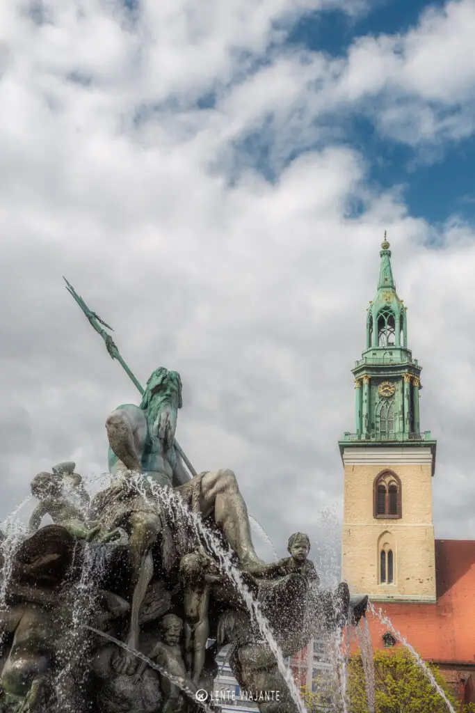 Fonte Neptuno com Marienkirche ao fundo