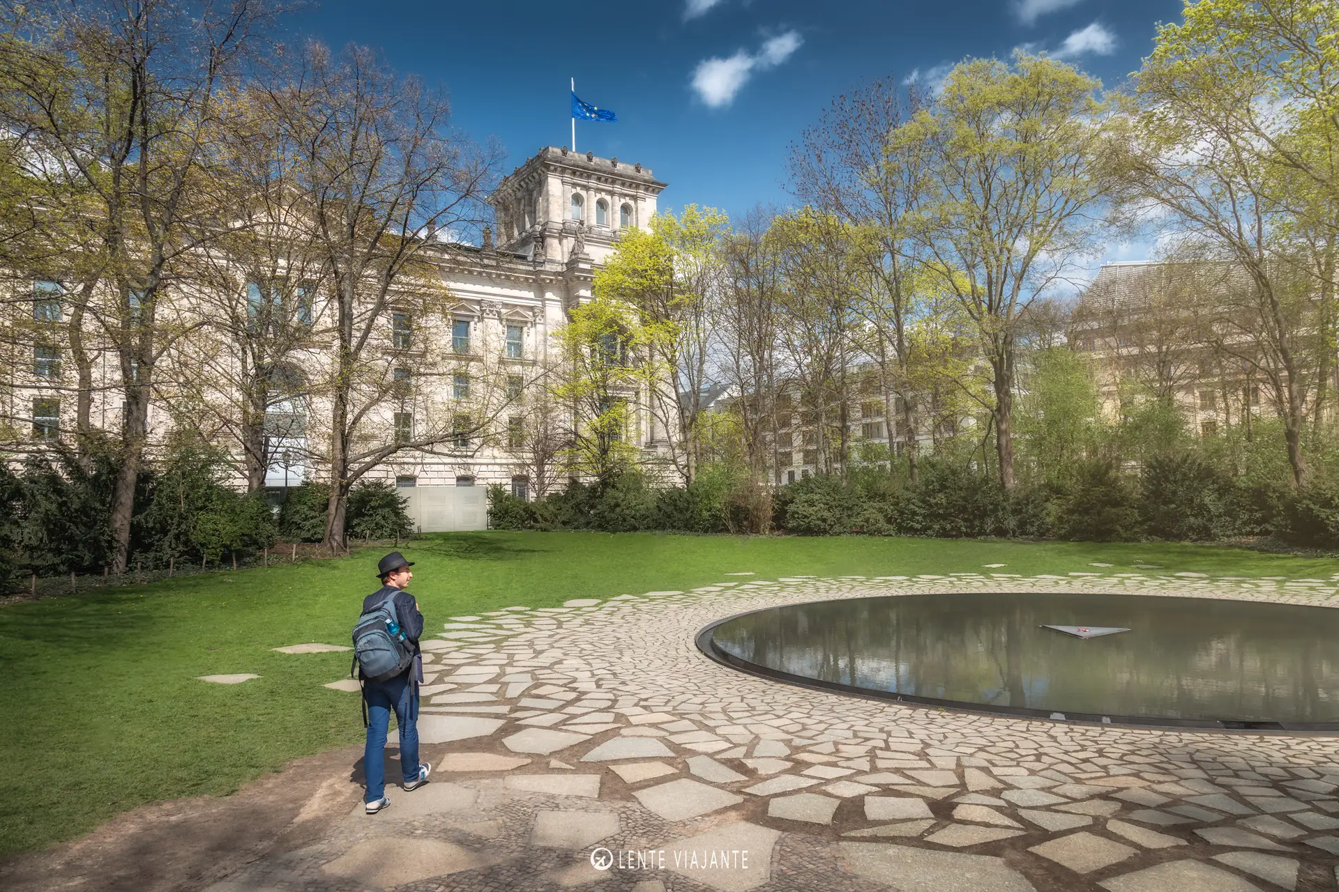 Memorial Sinti e Roma com Reichstag ao fundo