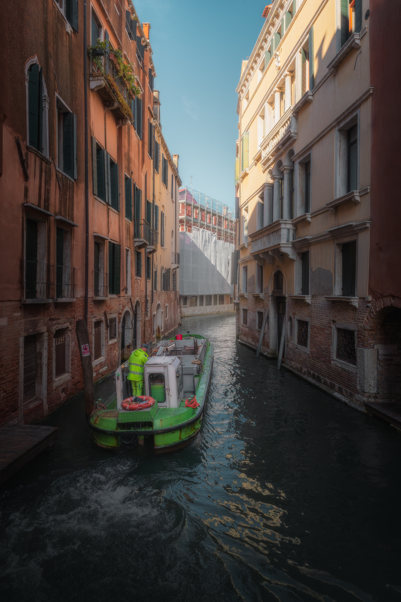 Barco de recolha de lixo em Veneza