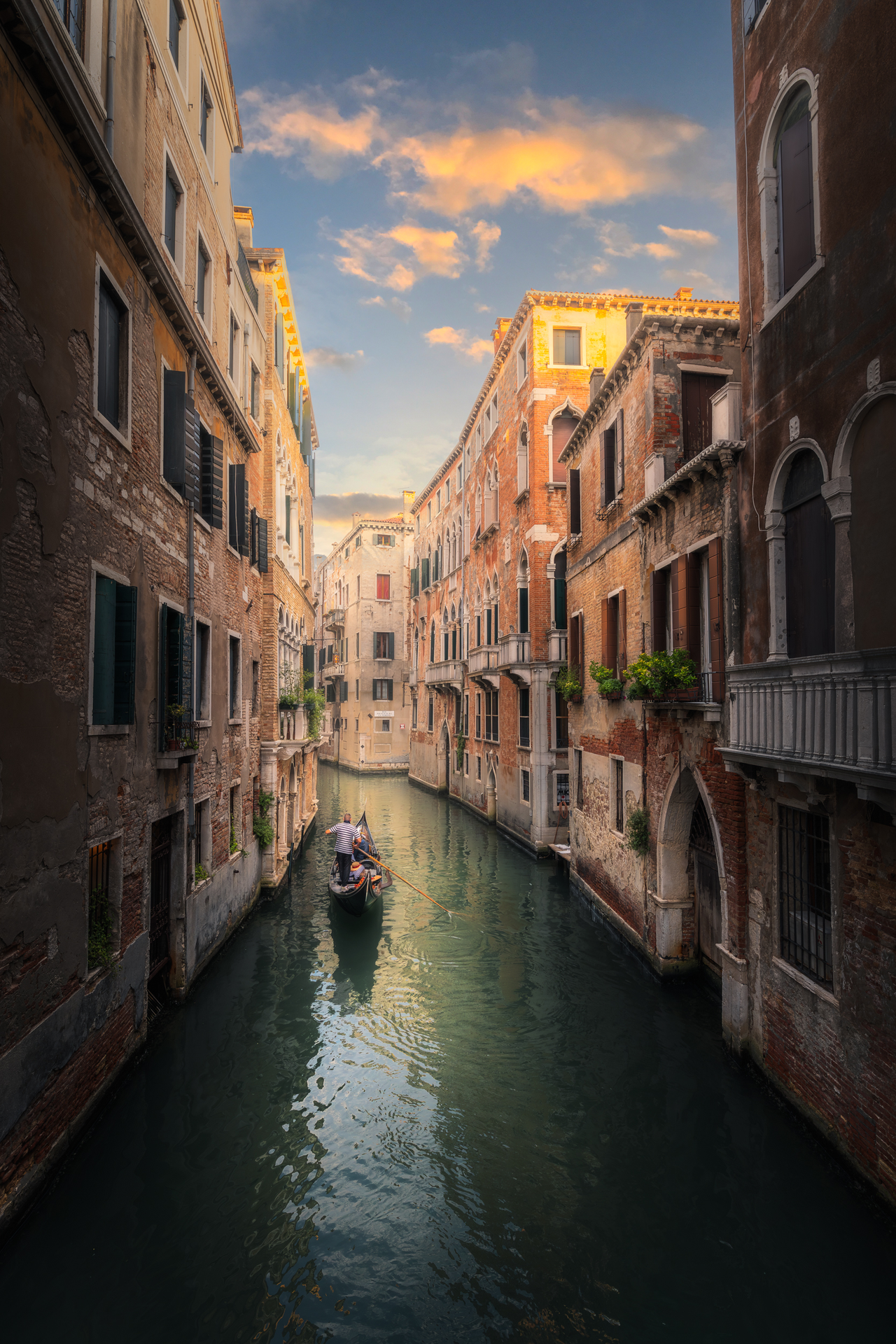 Canal de Veneza com gondola