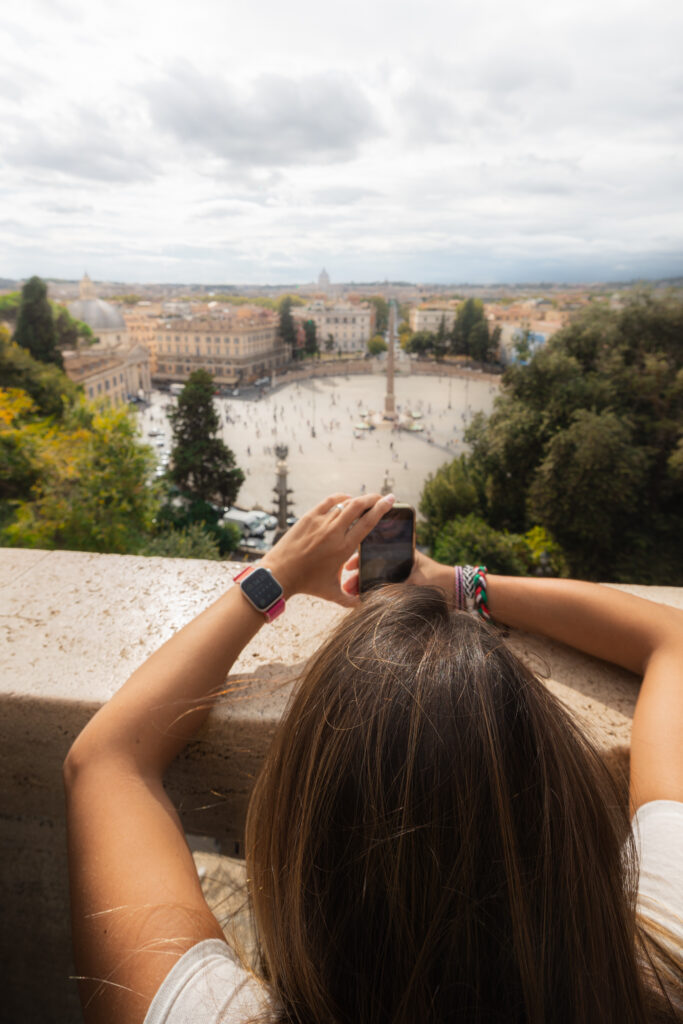 Carla a fotografar a Piazza del Popolo