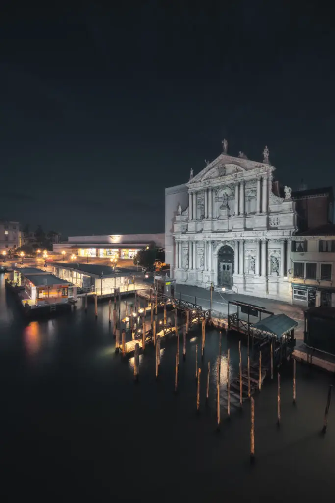 Igreja de Santa Maria de Nazaré ao lado da Estação de Comboios de Veneza