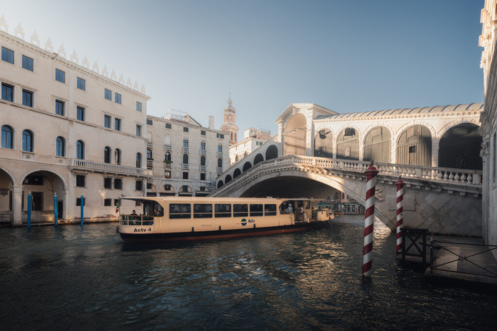 Vaporetto debaixo da Ponte de Rialto