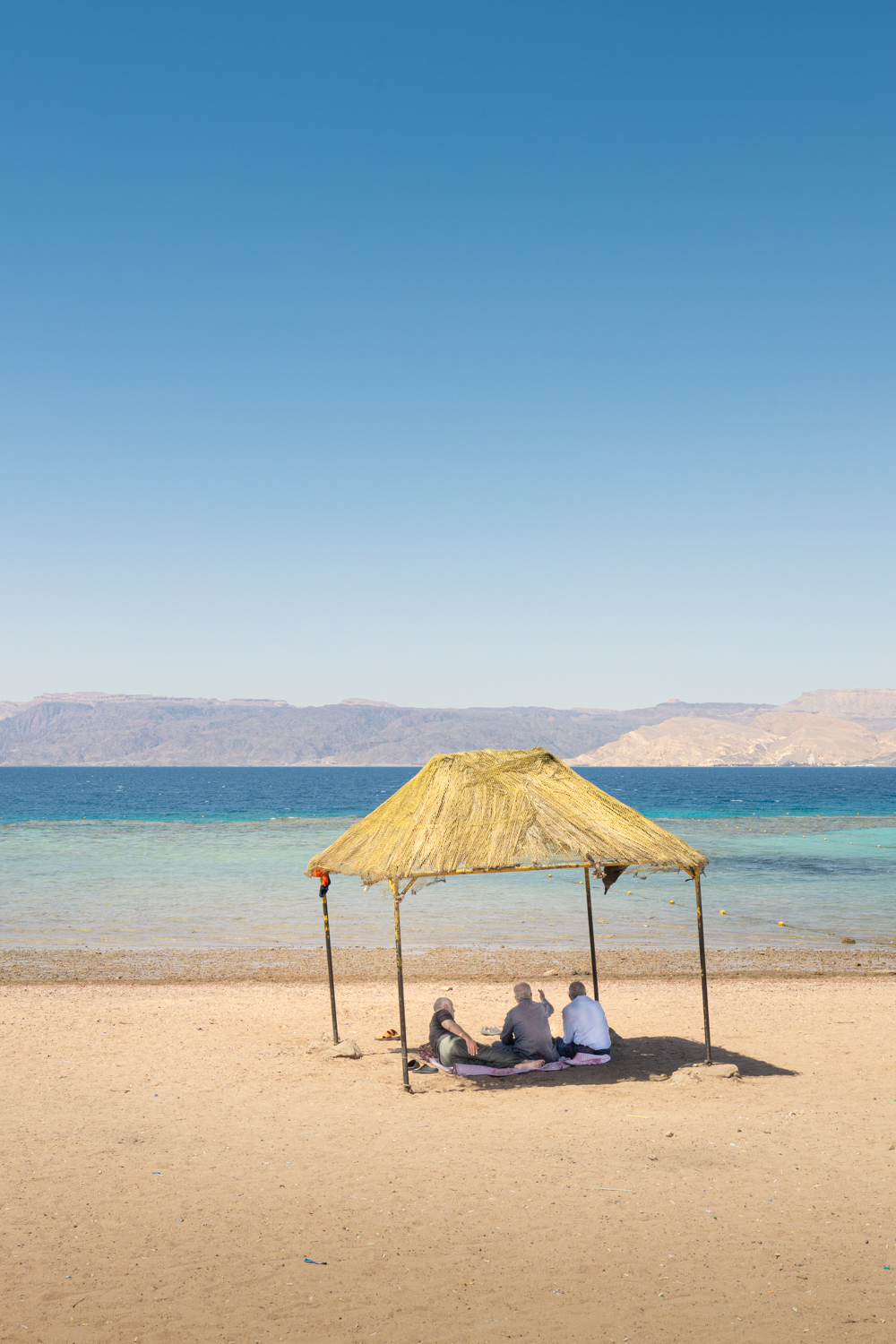 Homens na praia de Aqaba