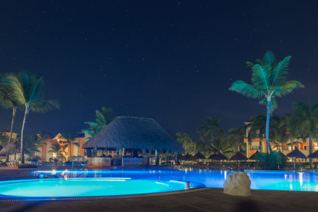 Bar da piscina à noite