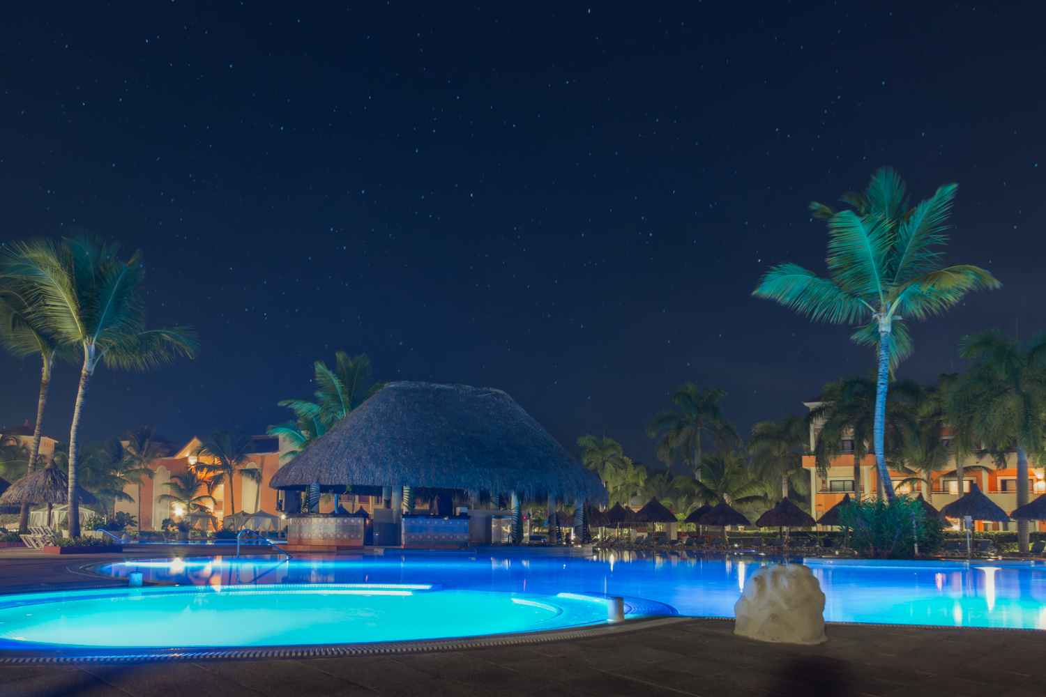 Bar da piscina à noite