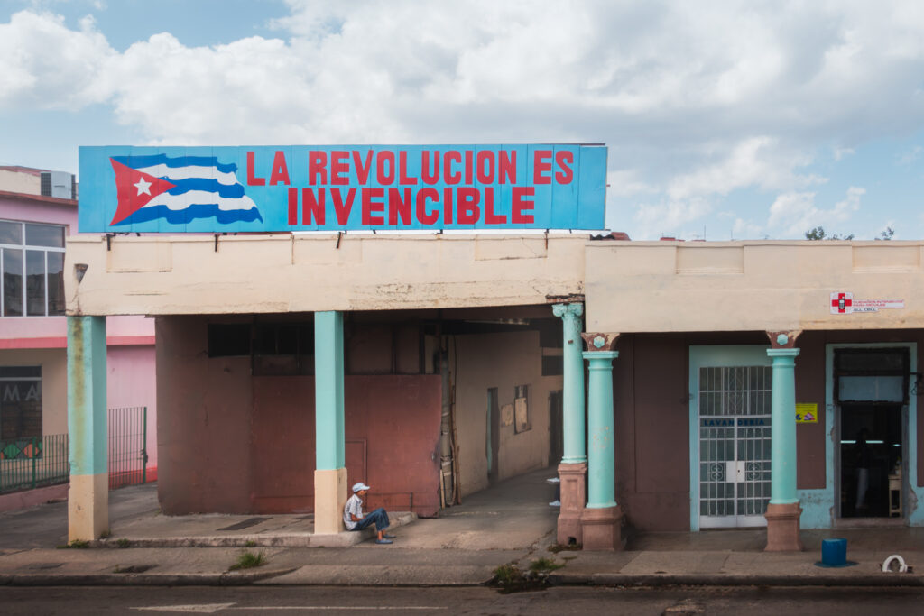La Revolucion es Invencible