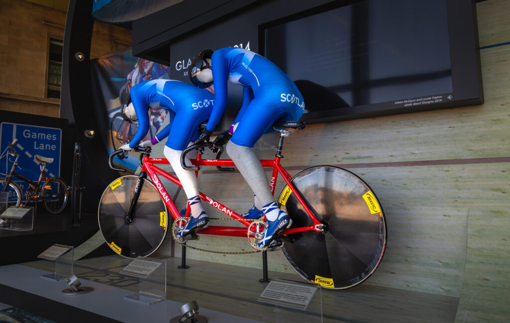 Ciclistas no Riverside Museum