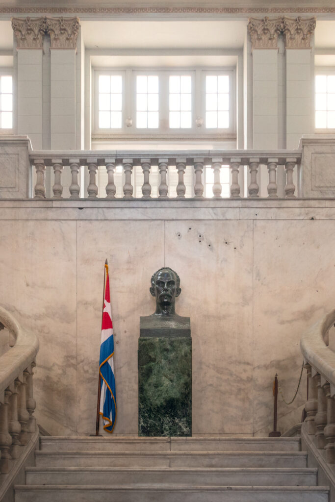 Entrada do Museu da Revolução com buracos de tiros na parede