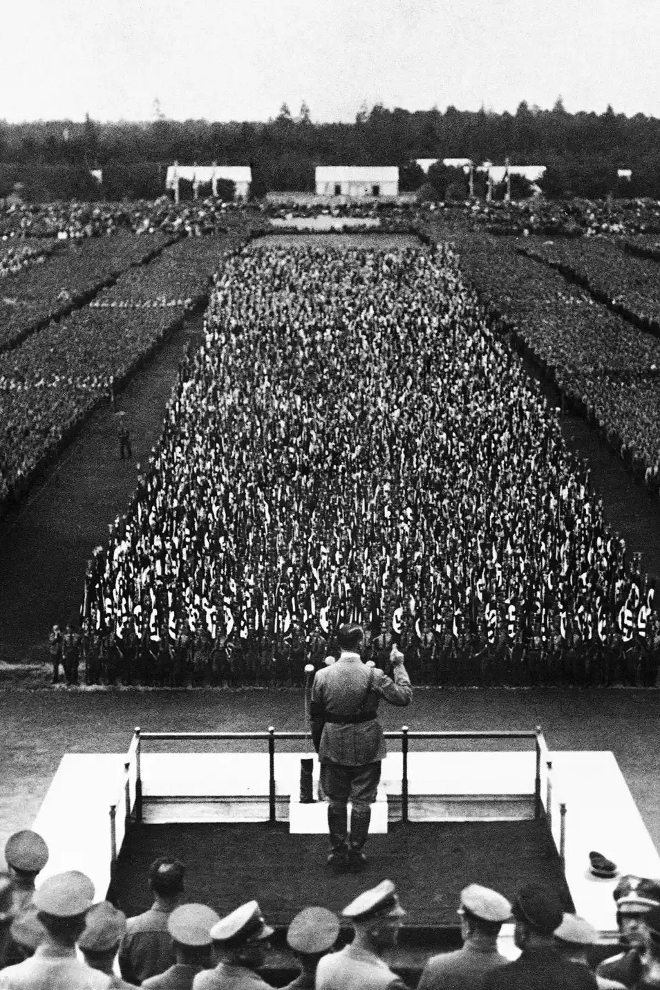 Hitler no Zeppelinfeld (fonte: https://www.theguardian.com)