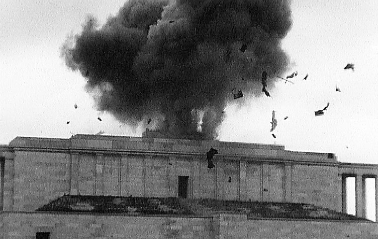 Explosão da Suástica em 1945 (fonte: https://museums.nuernberg.de/)