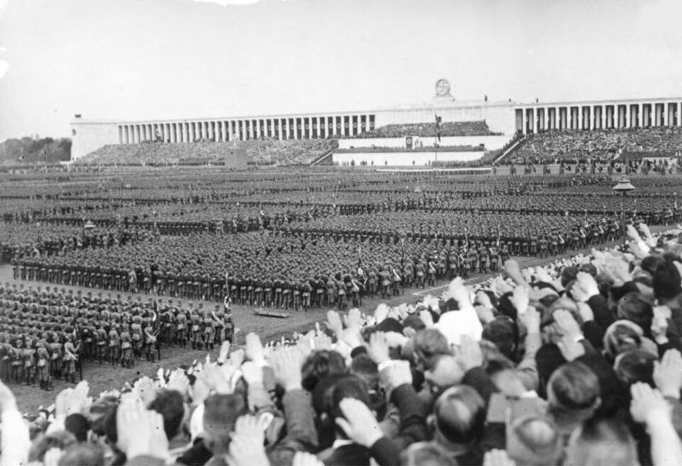 Zeppelinfeld durante um comício Nazi (fonte: https://war-documentary.info/)