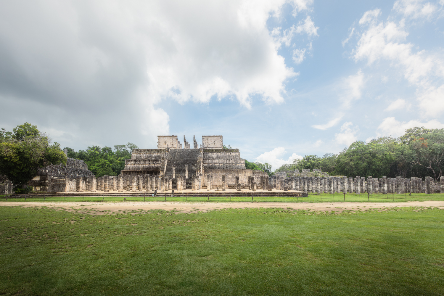 Templo dos Guerreiros e o Muro das Mil Colunas