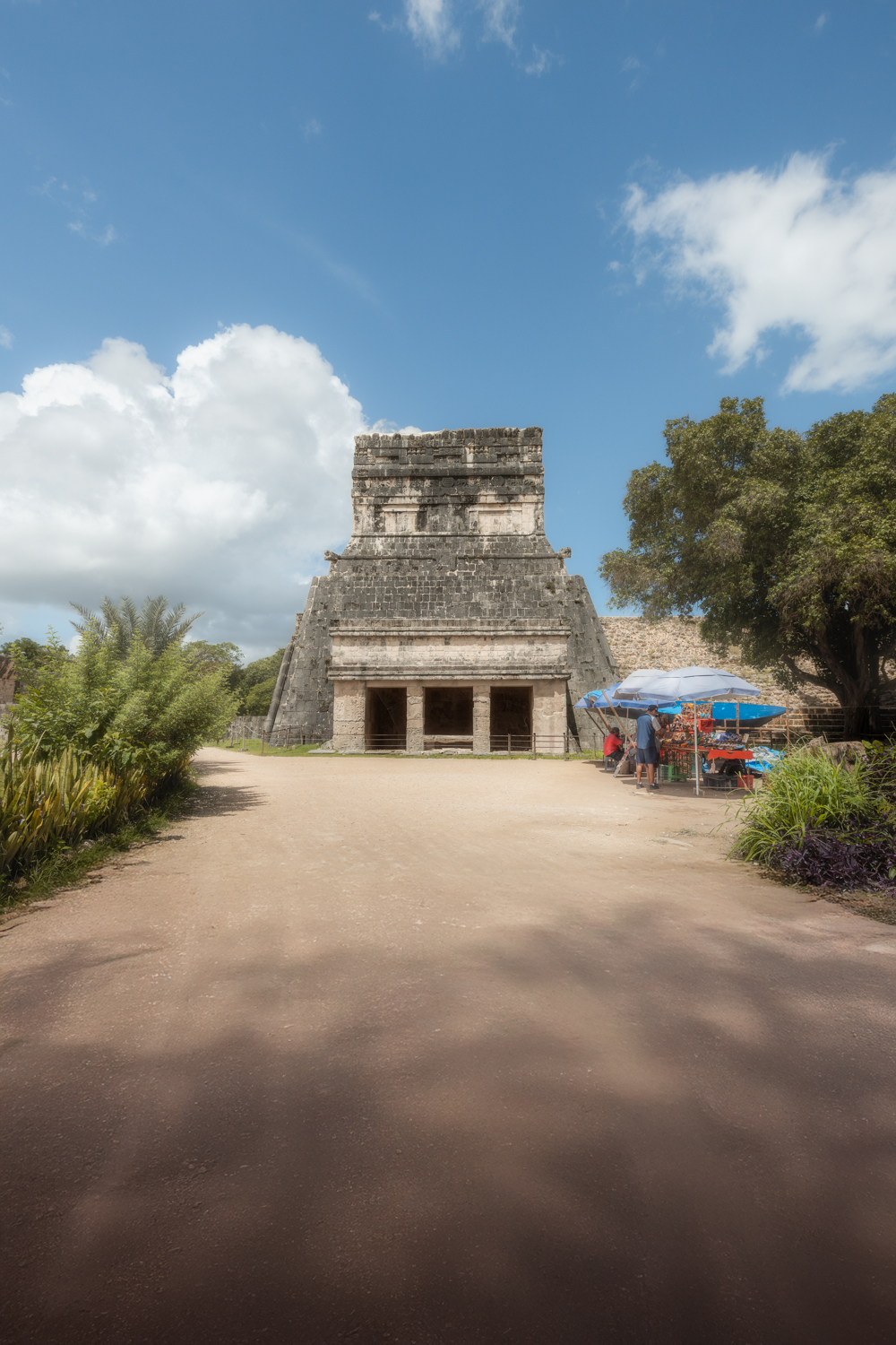 Tenda de vendas junto ao Templo do Jaguar