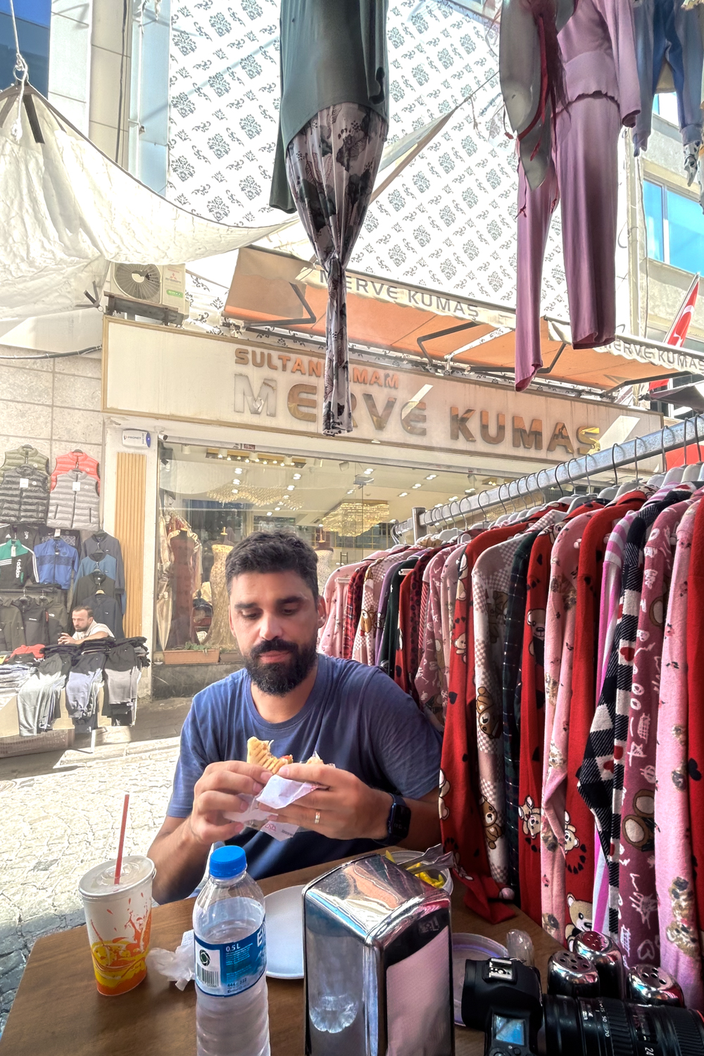 Tiago a comer kebab no mercado