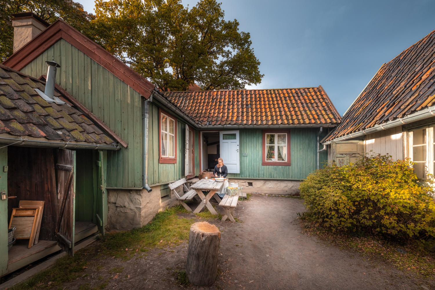 Rapariga a cortar legumes no Norsk Folkemuseum
