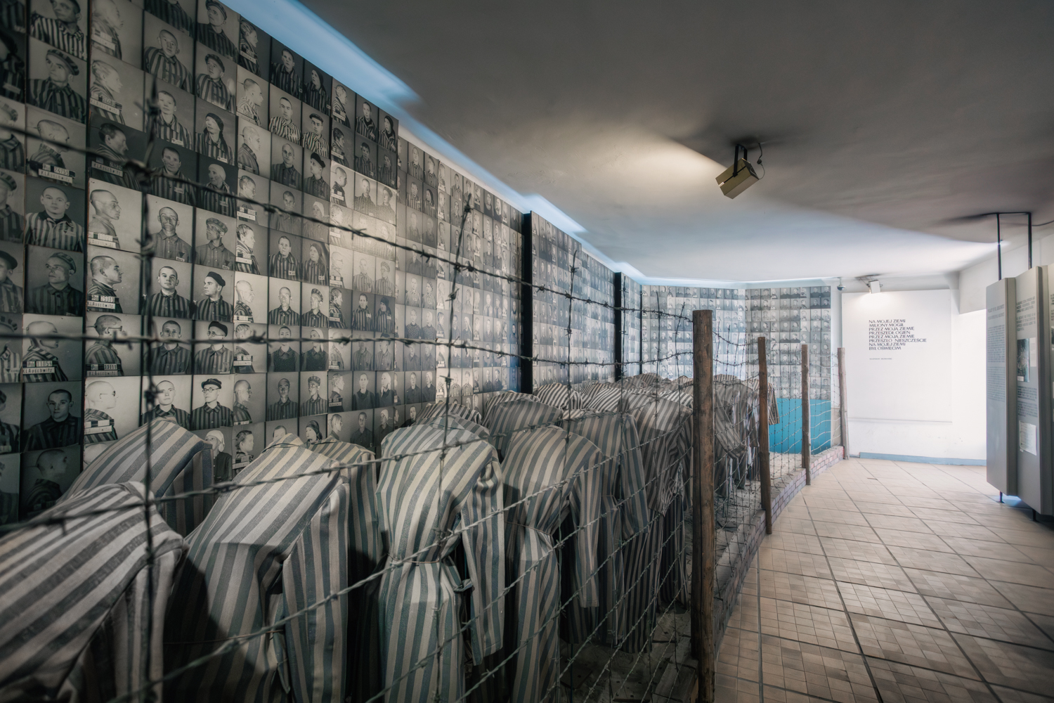 Exposição com fotografias de prisioneiros