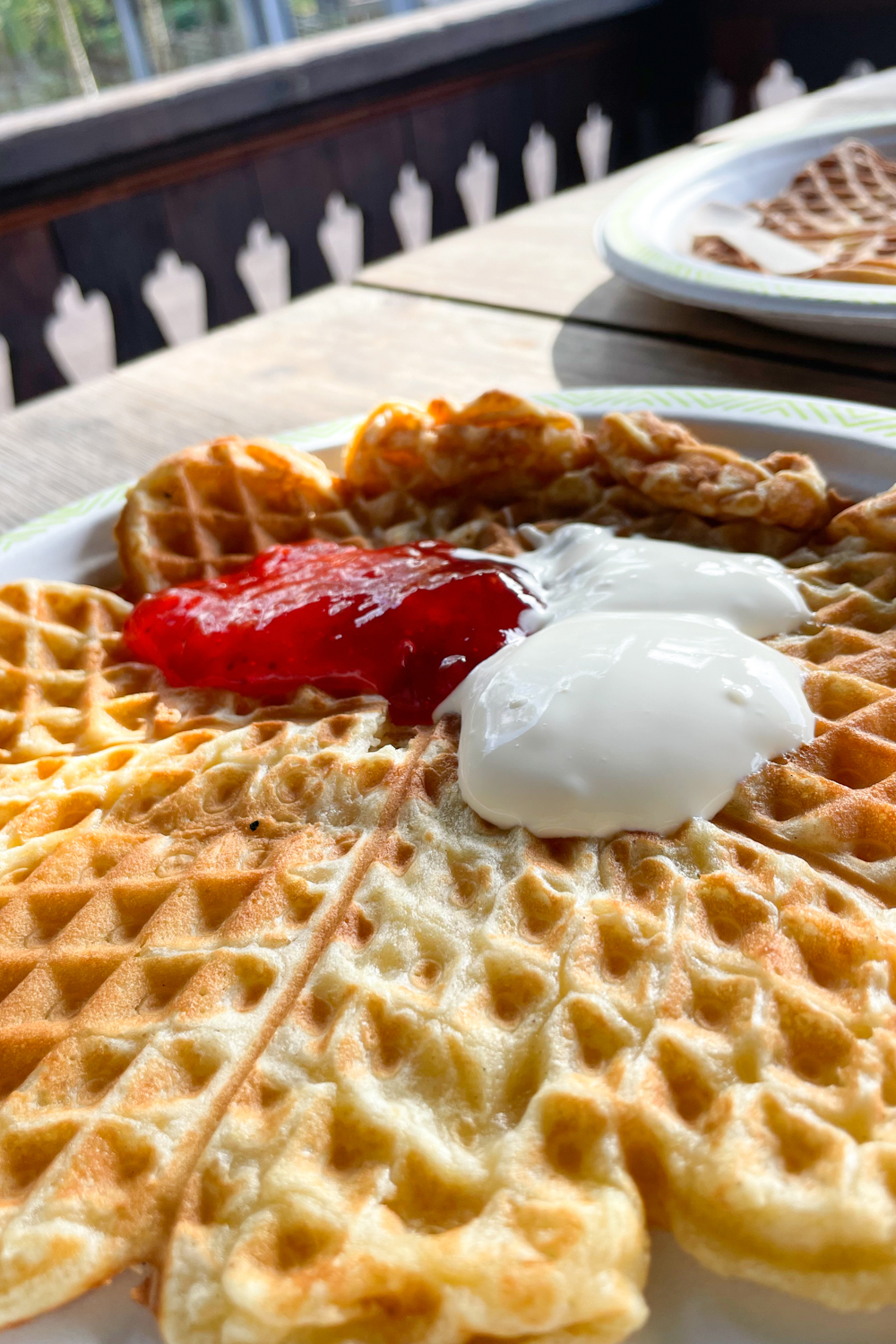Waffle com doce e nata azeda