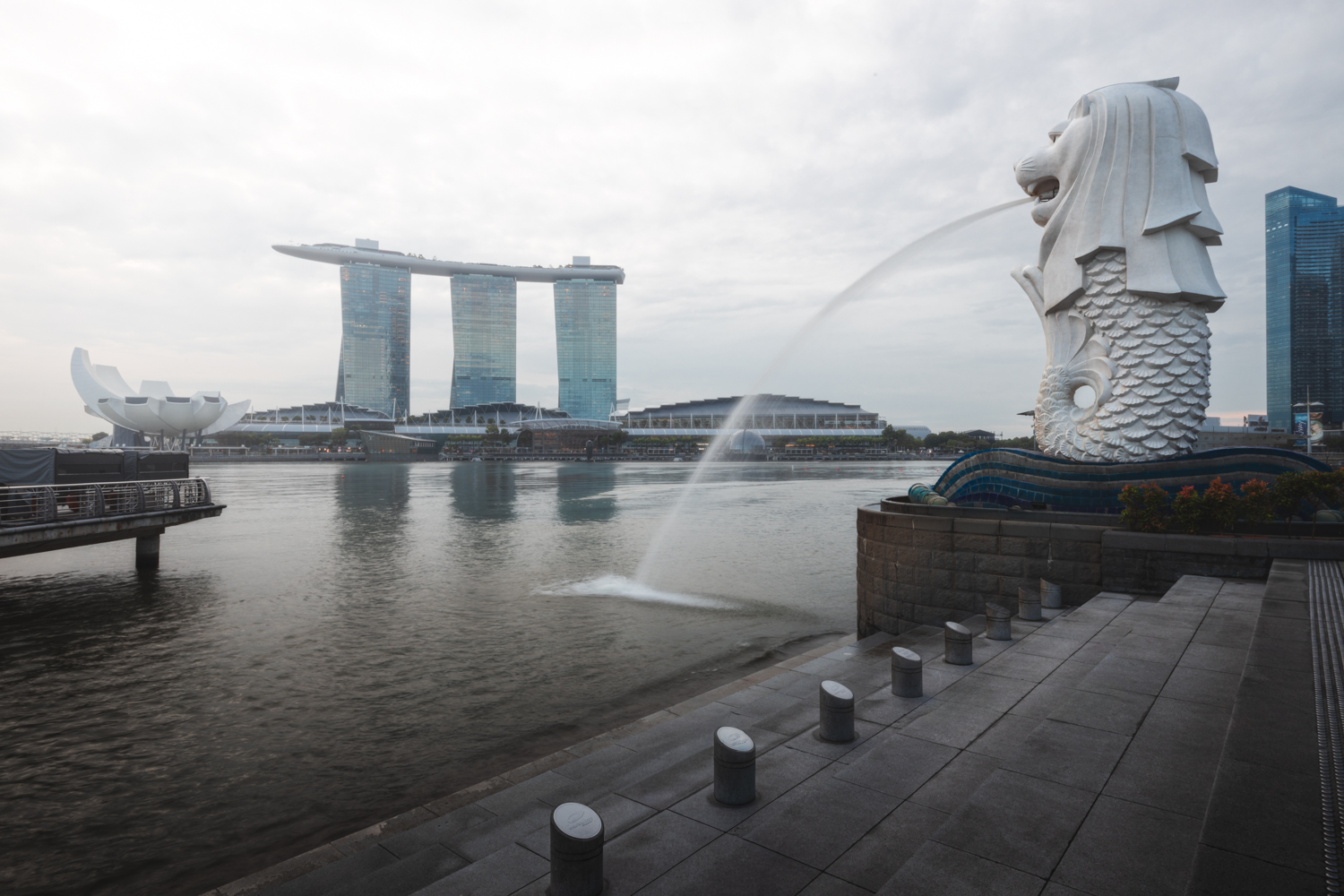 Merlion com o Marina Bay Sands ao fundo