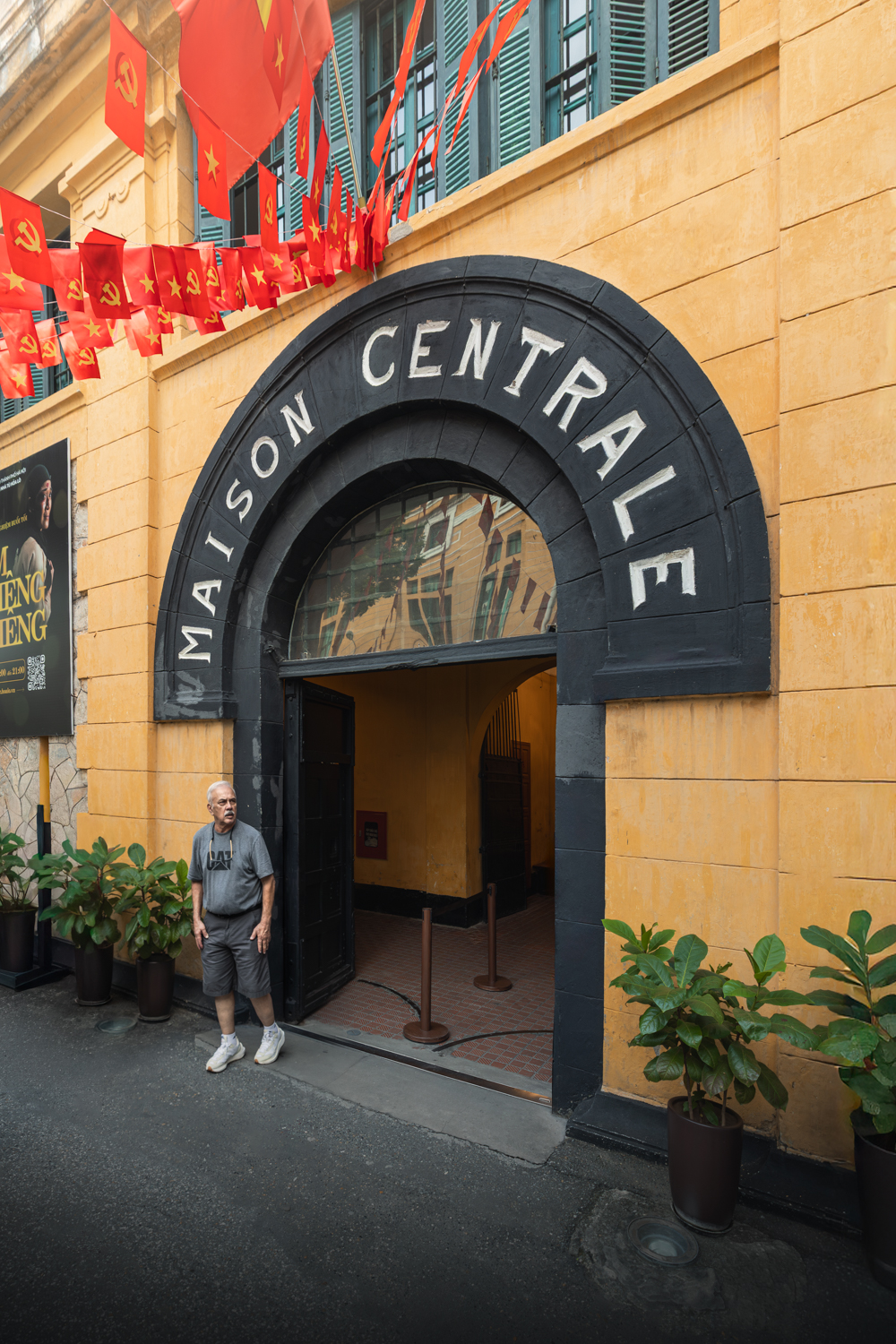 Entrada da prisão de Hỏa Lò