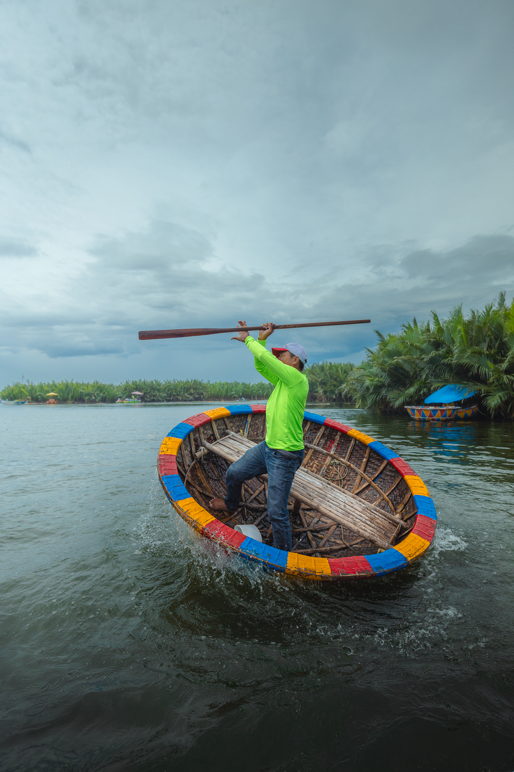 Homem a rodopiar no coconut boat